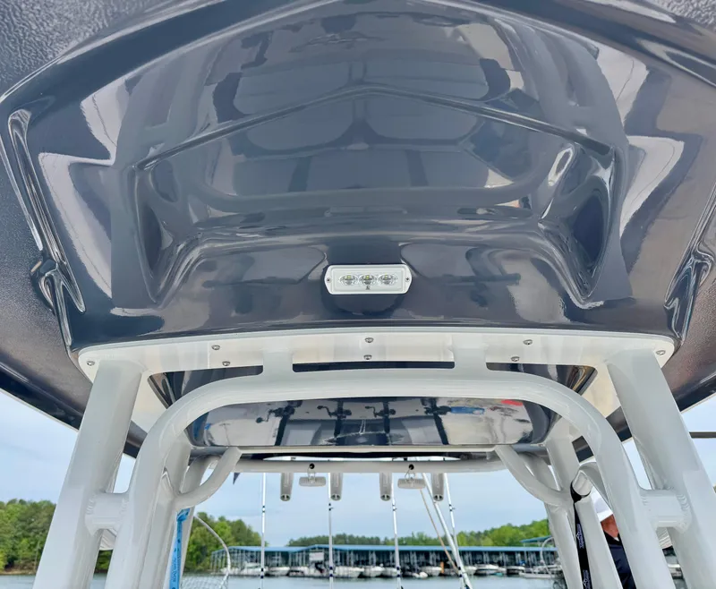 Slide: The Image of Robalo 226 Cayman 2025 - 5