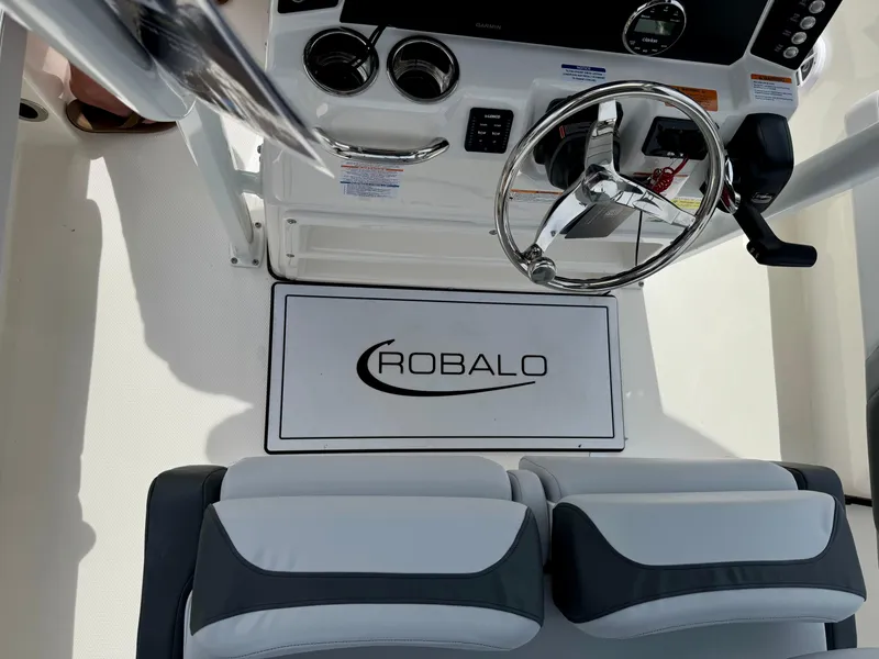 Slide: The Image of Robalo 226 Cayman 2025 - 8