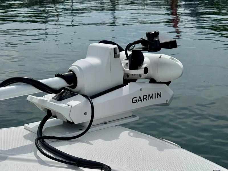 Slide: The Image of Robalo 226 Cayman 2025 - 9