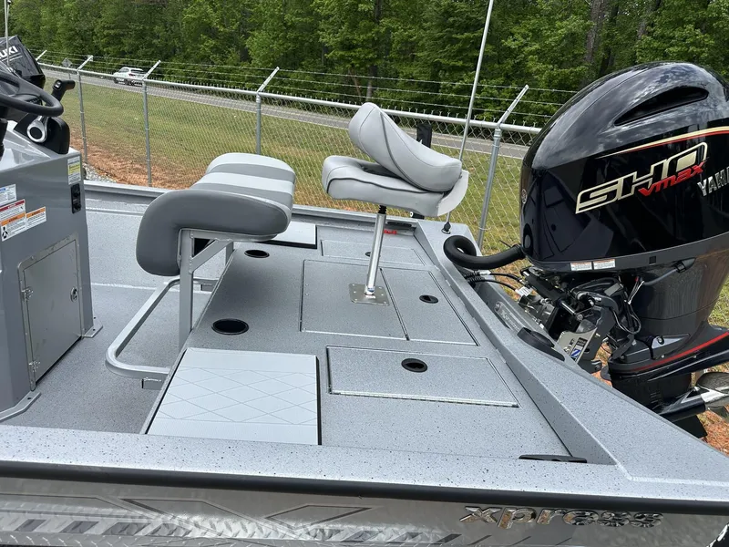 Slide: The Image of 2025 Xpress Hyper-Lift Bay Series 210 BAY-175 HP boat with Yamaha SHO VMAX engine. - 6