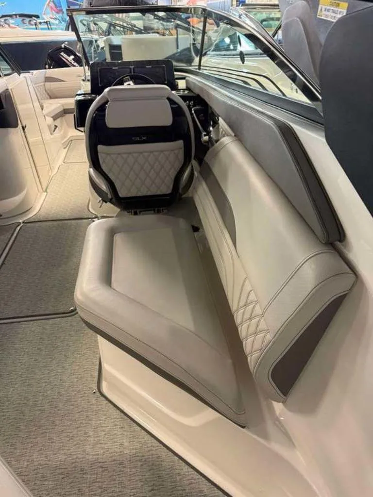 Slide: The Image of Sea Ray SLX 260 2025 - 3