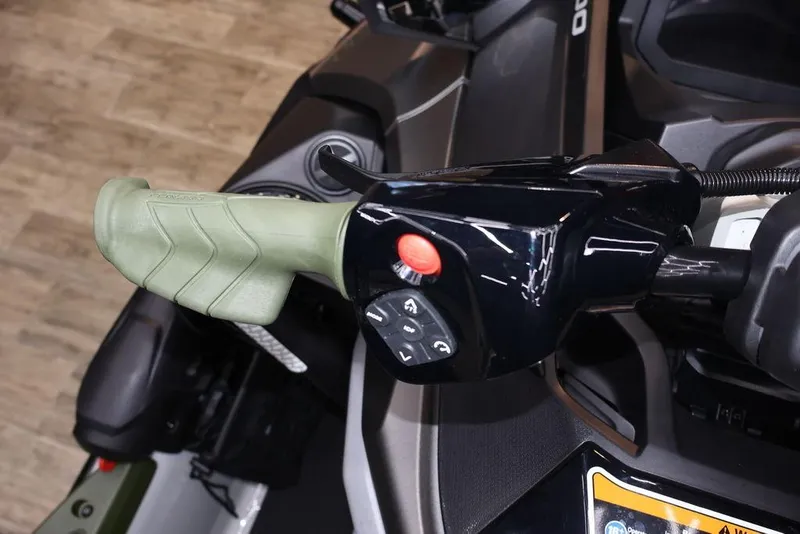 Slide: The Image of Sea-Doo FishPro™ Apex 300 2025 - 18