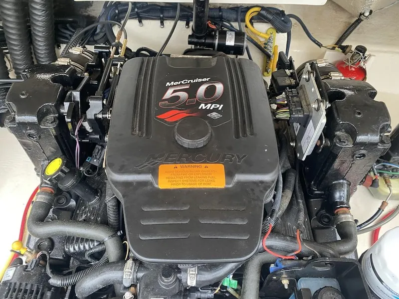 Slide: The Image of MerCruiser 5.0 MPI engine in 2005 Chaparral 236 SSi boat, detailed view. - 22