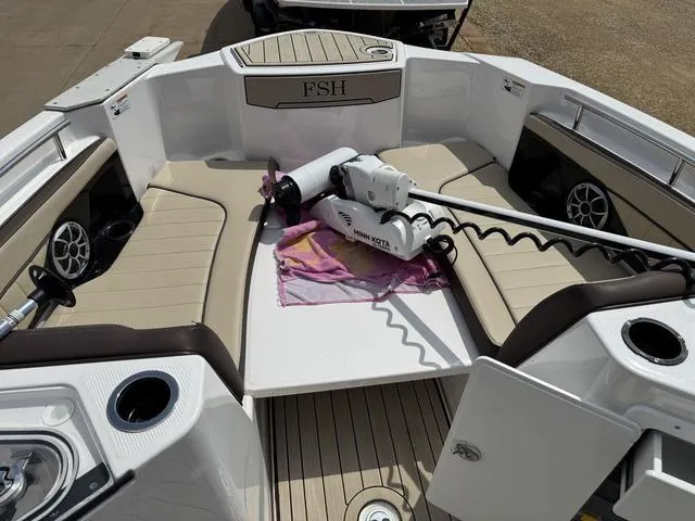 Slide: The Image of 2022 Yamaha Boats 255 FSH® SPORT E interior with seating and trolling motor. - 14
