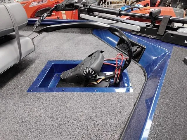 Slide: The Image of Lowe Stinger 175C 2025 - 3