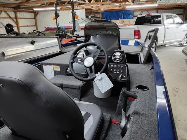 Slide: The Image of Lowe Stinger 175C 2025 - 9