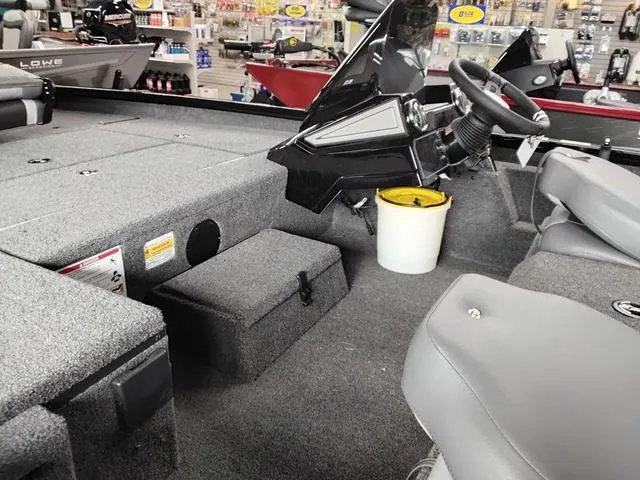 Slide: The Image of Lowe Stinger 175C 2025 - 8