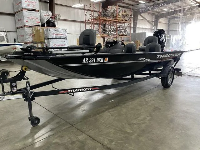 Slide: The Image of Tracker Pro 170 2024 - 10