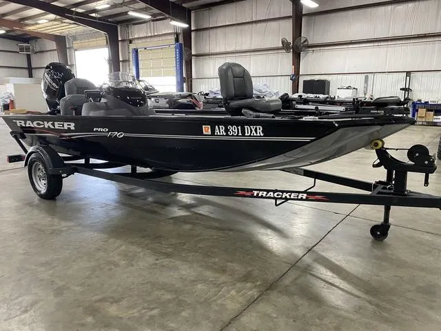 Slide: The Image of Tracker Pro 170 2024 - 11