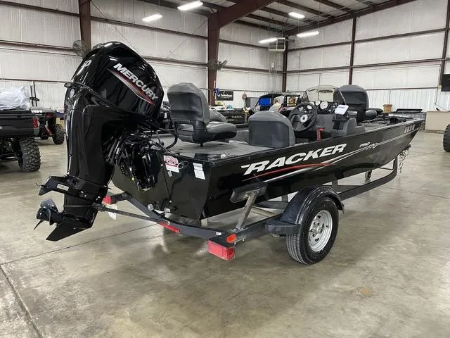 Slide: The Image of Tracker Pro 170 2024 - 13