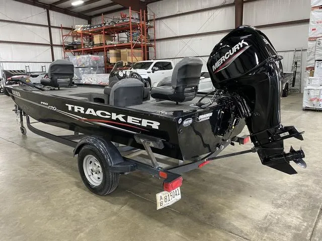 Slide: The Image of Tracker Pro 170 2024 - 15