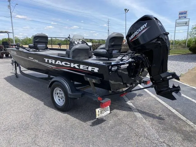 Slide: The Image of Tracker Pro 170 2024 - 3