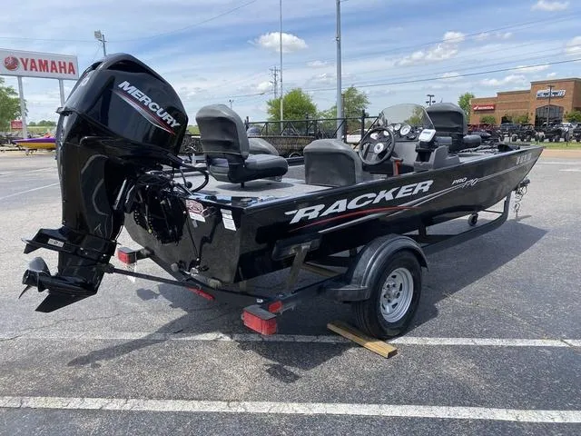 Slide: The Image of Tracker Pro 170 2024 - 5