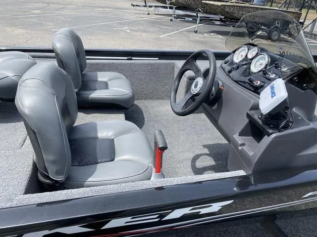 Slide: The Image of Tracker Pro 170 2024 - 6