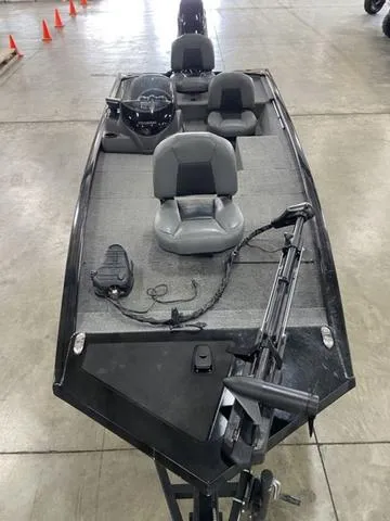 Slide: The Image of Tracker Pro 170 2024 - 8