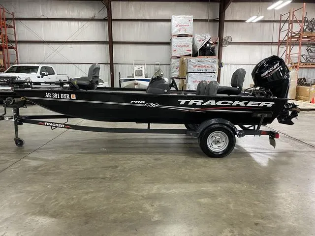 Slide: The Image of Tracker Pro 170 2024 - 9