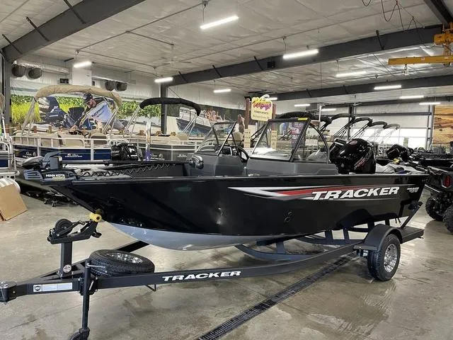 Slide: The Image of Tracker Pro Guide V-175 WT 2025 - 10