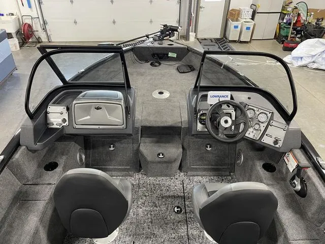 Slide: The Image of Tracker Pro Guide V-175 WT 2025 - 17