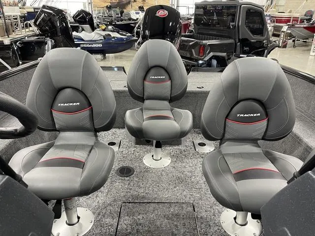 Slide: The Image of Tracker Pro Guide V-175 WT 2025 - 25