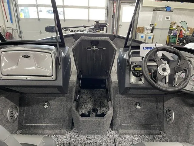 Slide: The Image of Tracker Pro Guide V-175 WT 2025 - 26