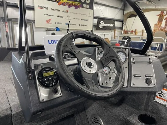 Slide: The Image of Tracker Pro Guide V-175 WT 2025 - 30