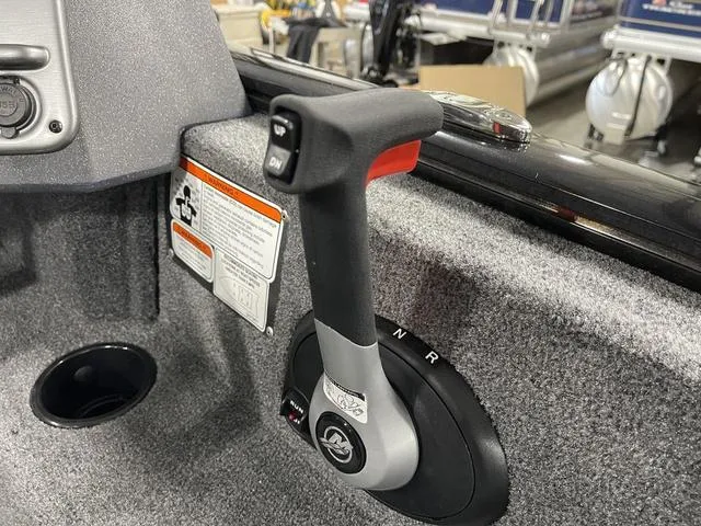 Slide: The Image of Tracker Pro Guide V-175 WT 2025 - 32