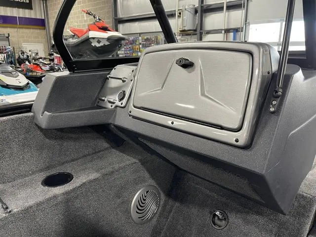 Slide: The Image of Tracker Pro Guide V-175 WT 2025 - 34