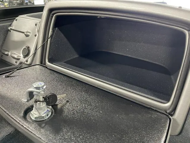 Slide: The Image of Tracker Pro Guide V-175 WT 2025 - 35