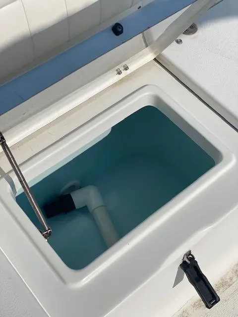 Slide: The Image of Livewell compartment on 2010 Sea Hunt 225 Victory LE boat. - 5
