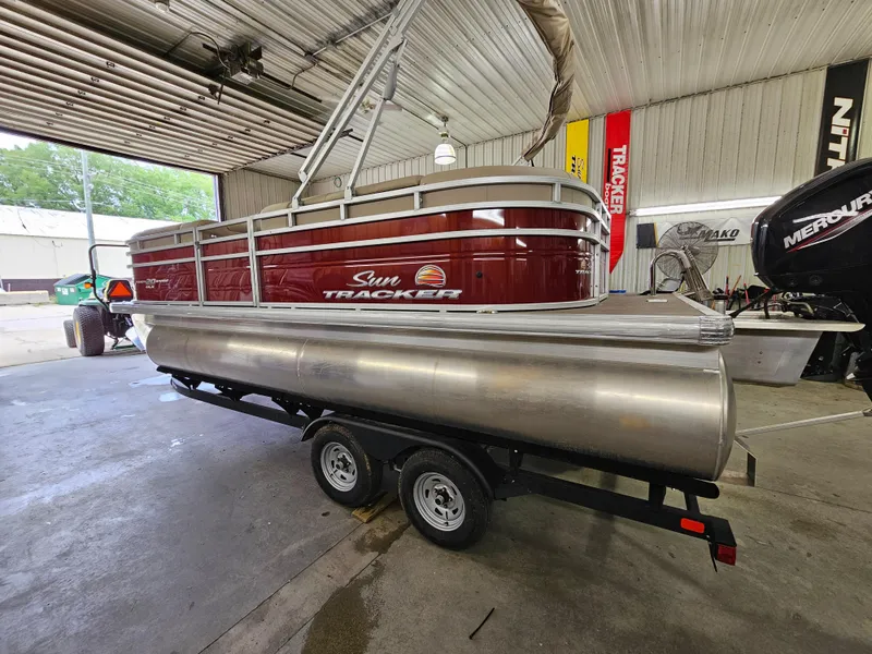 Slide: The Image of Sun Tracker Party Barge 20 DLX 2025 - 59