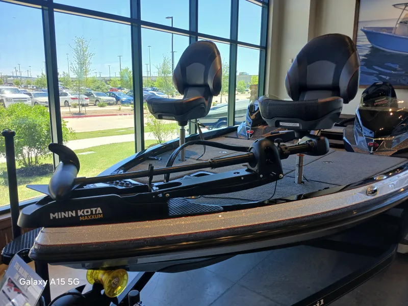 Slide: The Image of 2025 Ranger Z518 boat with Minn Kota Maxxum motor on display indoors. - 13