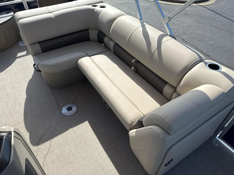 Slide: The Image of Sun Tracker Fishin' Barge 20 DLX 2025 - 56