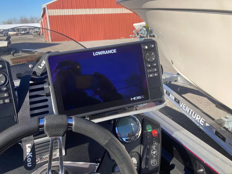 Slide: The Image of 2015 Ranger Z521 Comanche boat dashboard with Lowrance HDS display and steering wheel. - 18