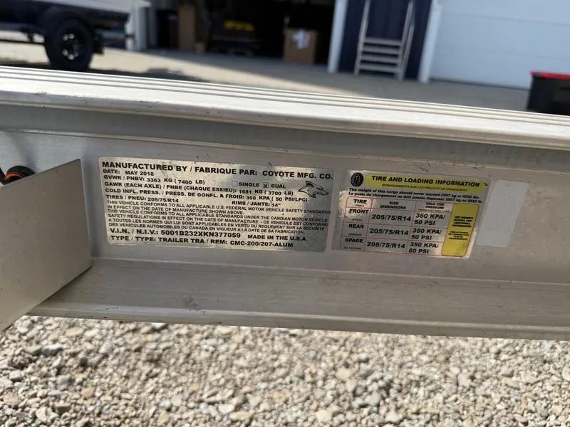Slide: The Image of Label on a 1998 Bayliner 2052 Trophy Walkaround trailer, showing manufacturing and loading details. - 15