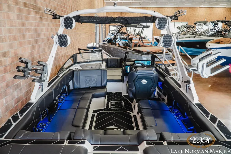 Slide: The Image of Malibu Wakesetter 23 LSV 2025 - 13