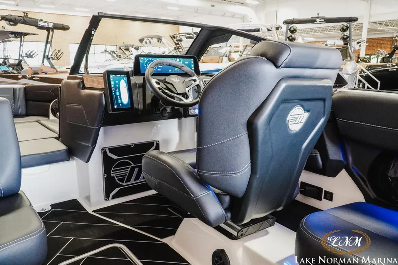 Slide: The Image of Malibu Wakesetter 23 LSV 2025 - 16