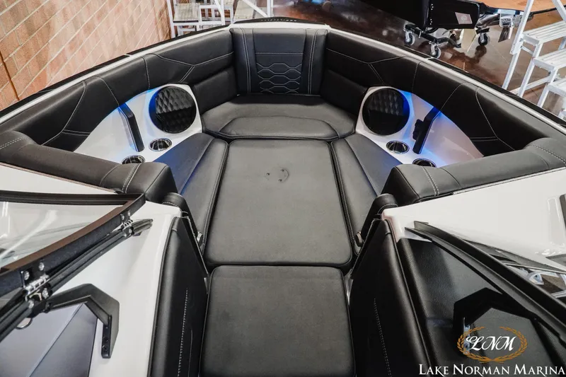 Slide: The Image of Malibu Wakesetter 23 LSV 2025 - 18