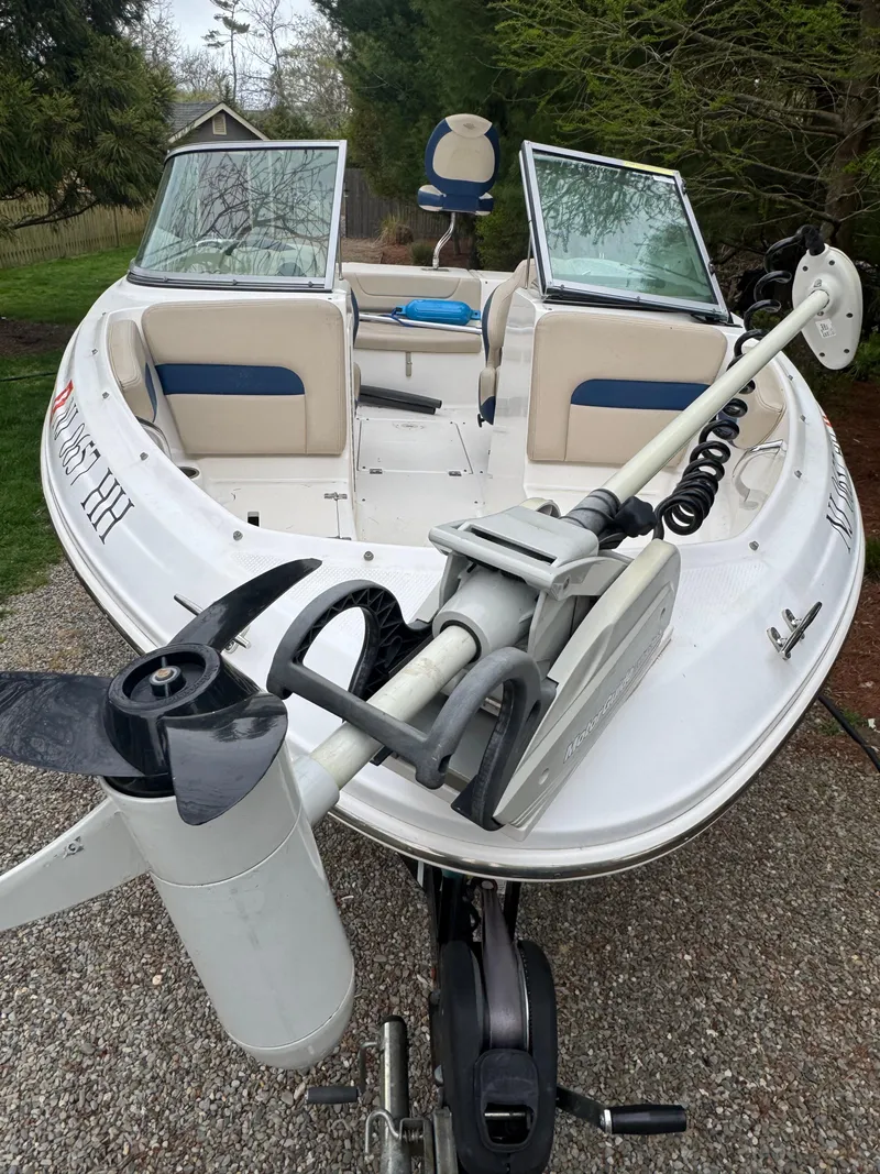 Slide: The Image of 2013 Chaparral 19 Sport H2O boat with open bow seating and trolling motor. - 6