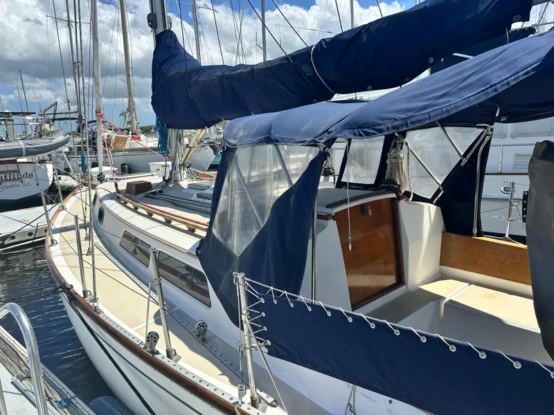 Slide: The Image of Cape Dory 30 MK II 1989 - 10