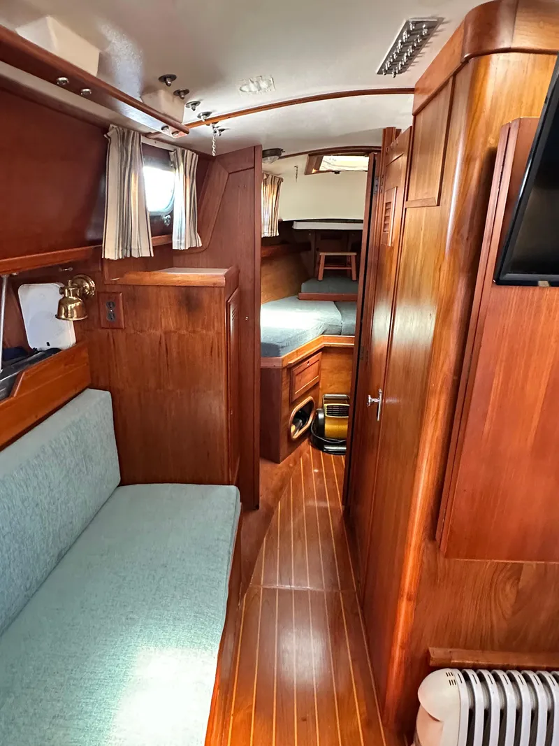 Slide: The Image of Cape Dory 30 MK II 1989 - 32