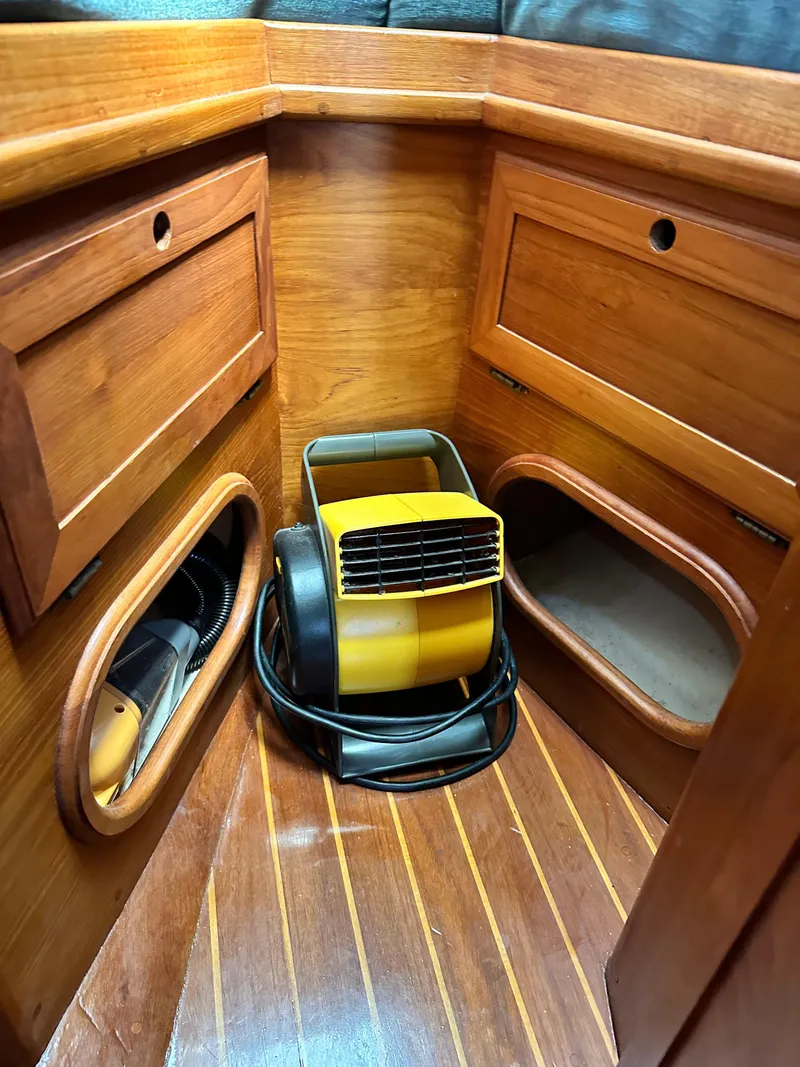 Slide: The Image of Cape Dory 30 MK II 1989 - 48