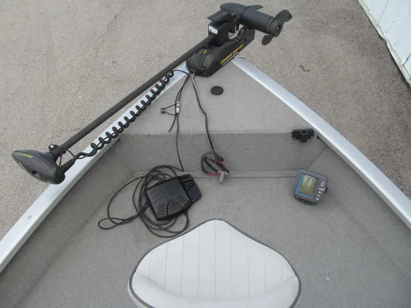 Slide: The Image of 2007 Tracker Pro Guide V-17 WT boat with trolling motor and fish finder. - 8