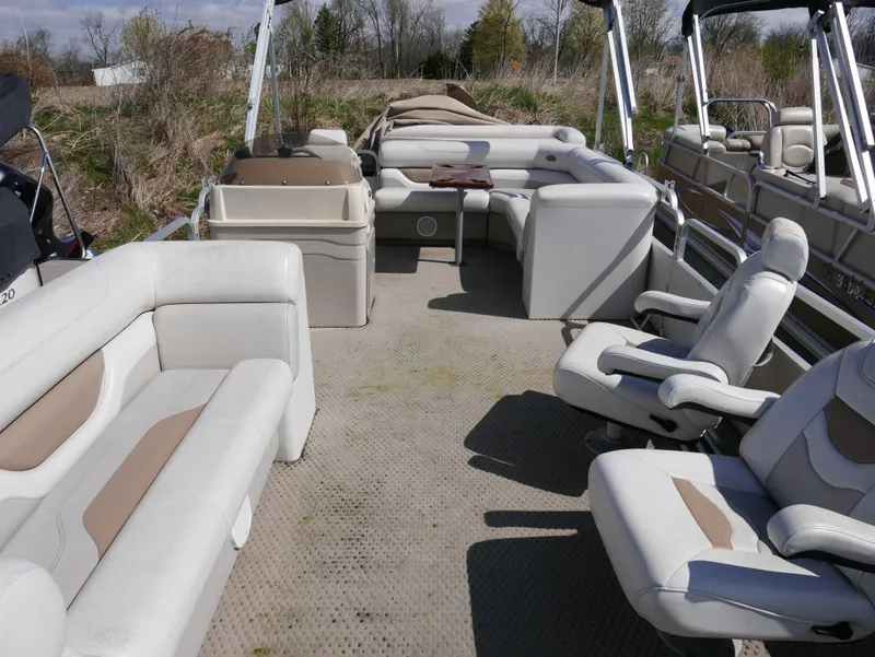 Slide: The Image of 2004 Sylvan Mirage 8522 pontoon boat with spacious seating and neutral upholstery. - 6
