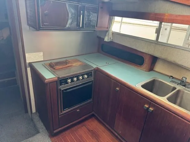 Slide: The Image of Bayliner 3870 Motoryacht 1988 - 16