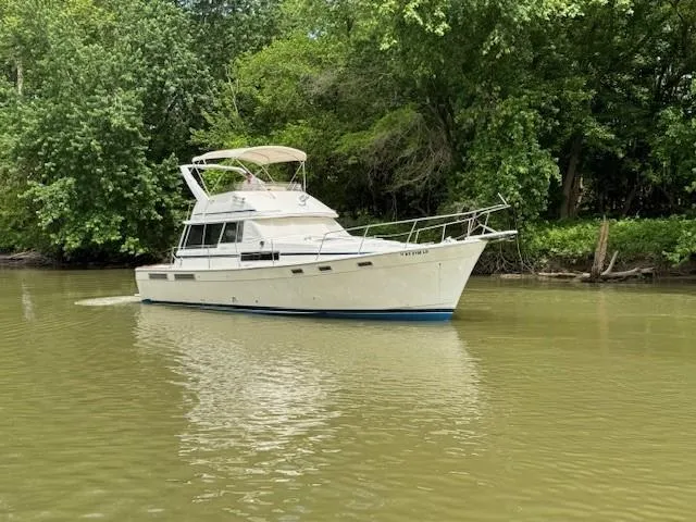 Slide: The Image of Bayliner 3870 Motoryacht 1988 - 2