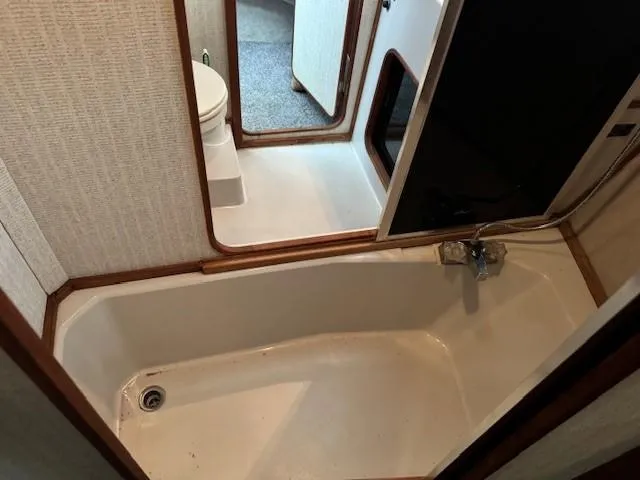 Slide: The Image of Bayliner 3870 Motoryacht 1988 - 22