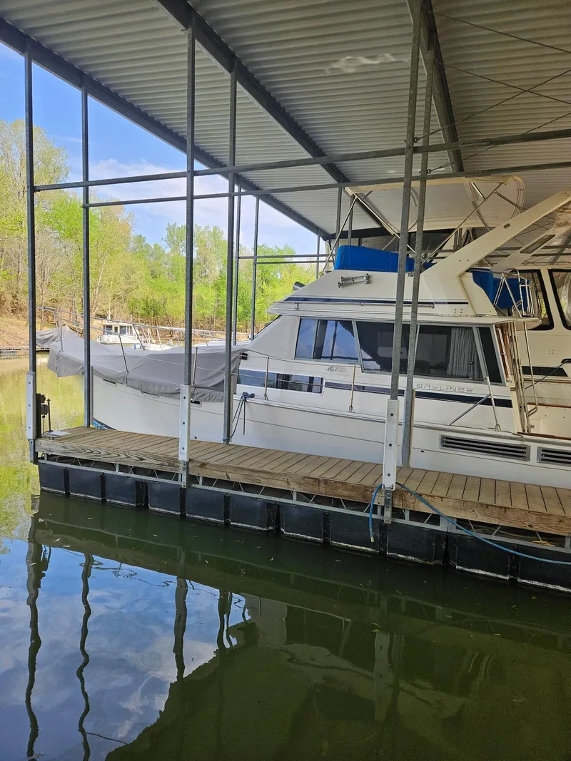 Slide: The Image of Bayliner 3870 Motoryacht 1988 - 26