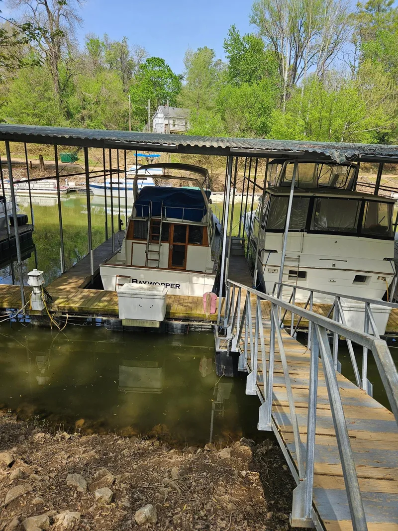 Slide: The Image of Bayliner 3870 Motoryacht 1988 - 32