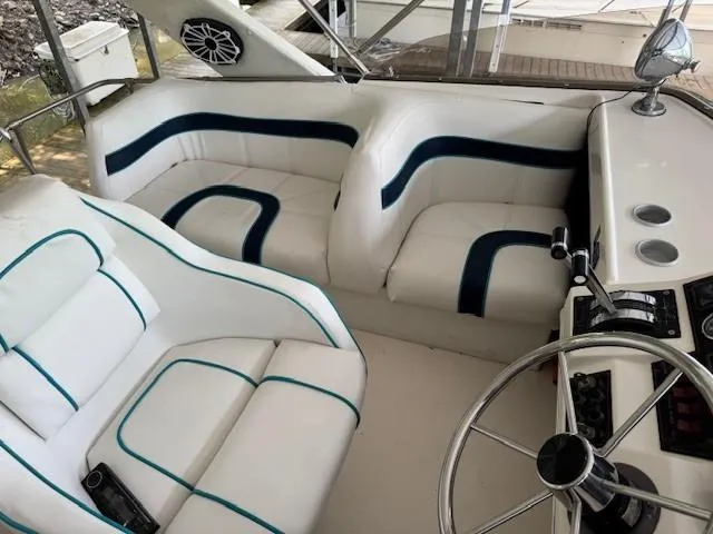 Slide: The Image of Bayliner 3870 Motoryacht 1988 - 8