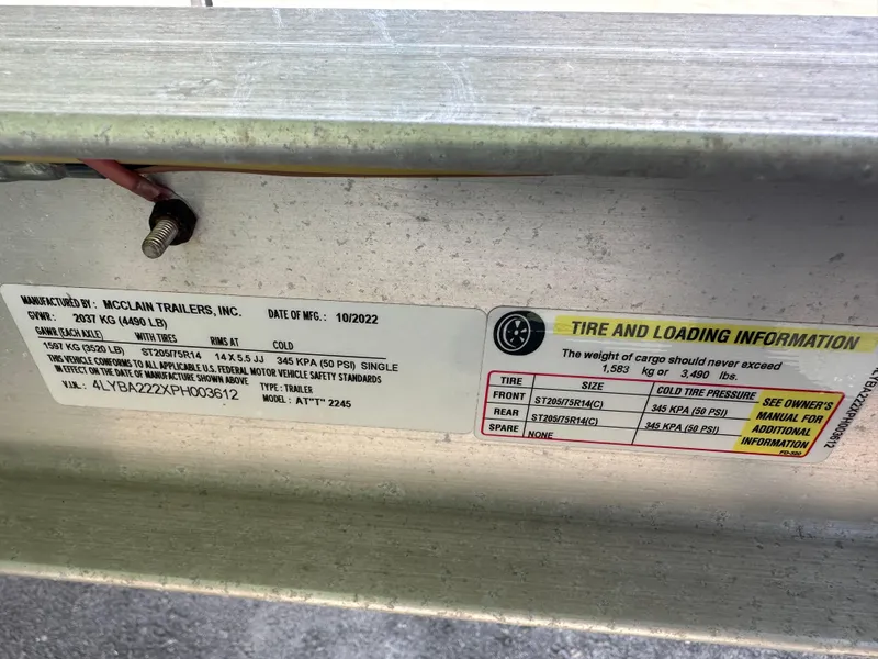 Slide: The Image of Trailer tire and loading information label on a Shallow Master 240 SMS, 2023 model. - 45